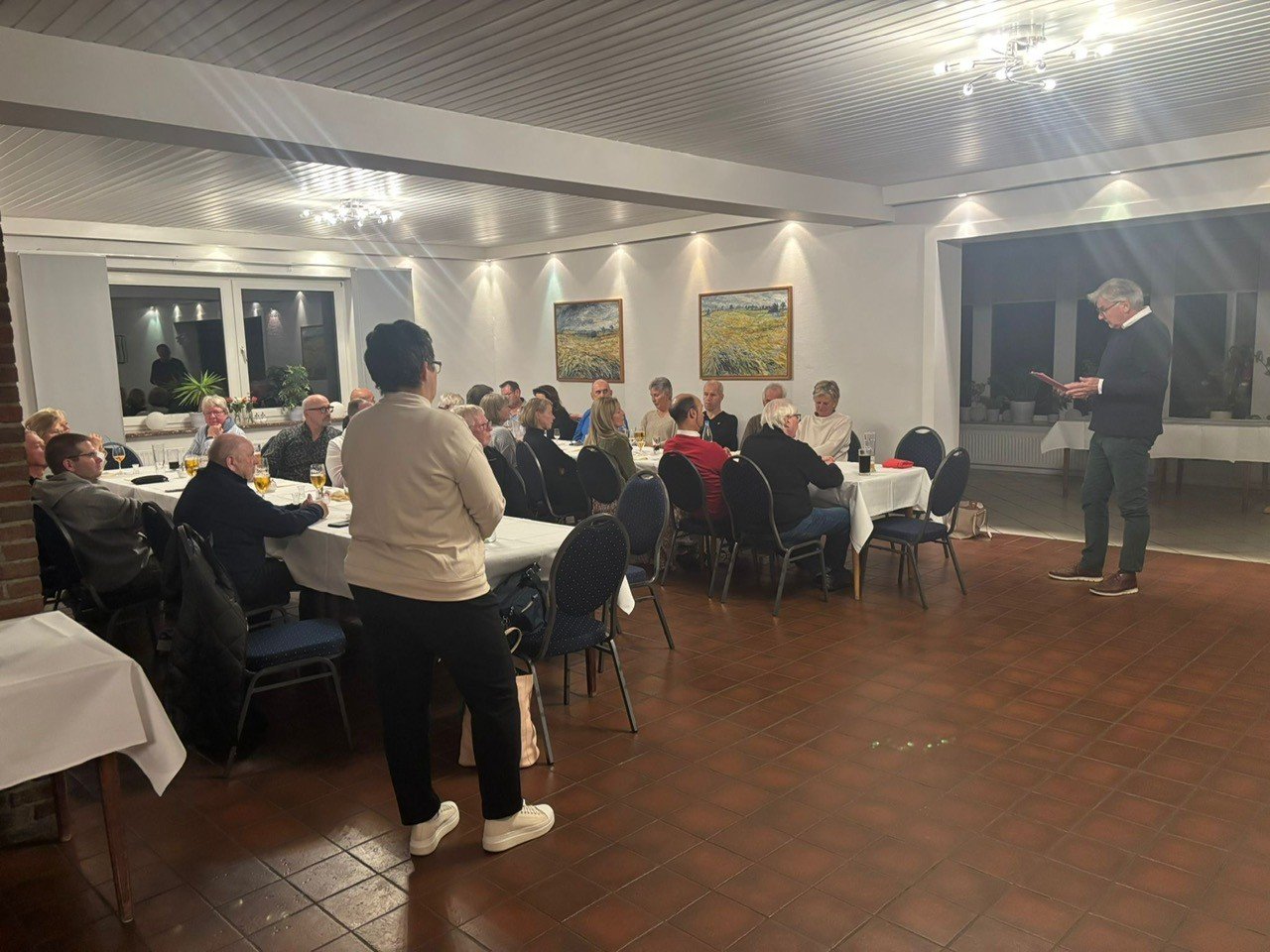 Die%20Anwesenden%20beim%20Essen Die%20Anwesenden%20beim%20Essen